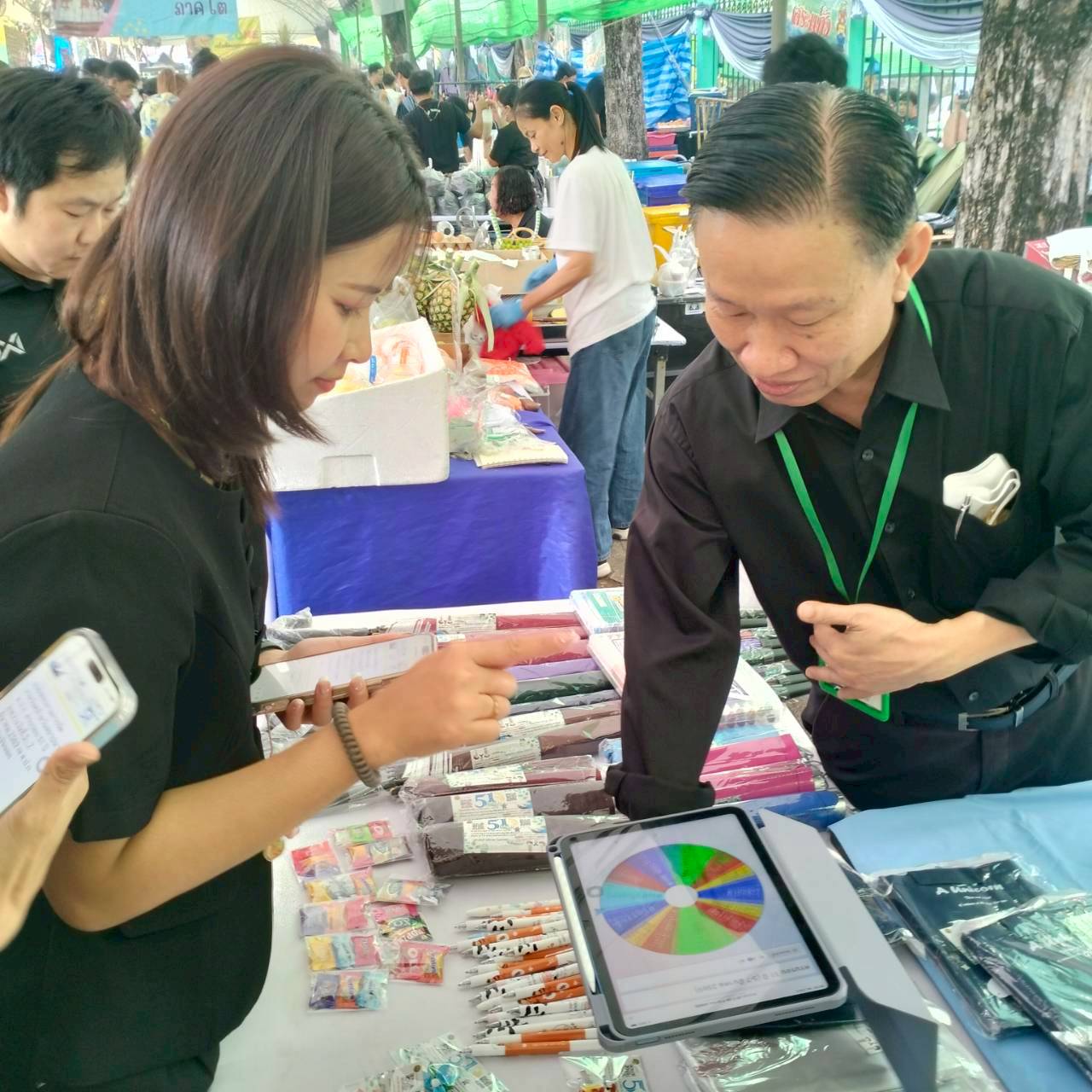 title - คณะทำงานฝ่ายติดตามประเมินผลการจัดงาน วันคล้ายวันสถาปนาสำนักงานการปฏิรูปที่ดินเพื่อเกษตรกรรม (ส.ป.ก.) ครบรอบ 51 ปี เปิดตั้งจุดให้ผู้ร่วมงานได้ร่วมสนุก เล่นเกมส์ และตอบแบบประเมินผลการจัดงาน ผ่านระบบออนไลน์